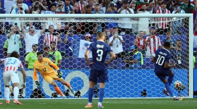 Dembele giúp Mbappe phá chiêu trò của Paraguay Dembele giúp Mbappe phá chiêu trò của Paraguay