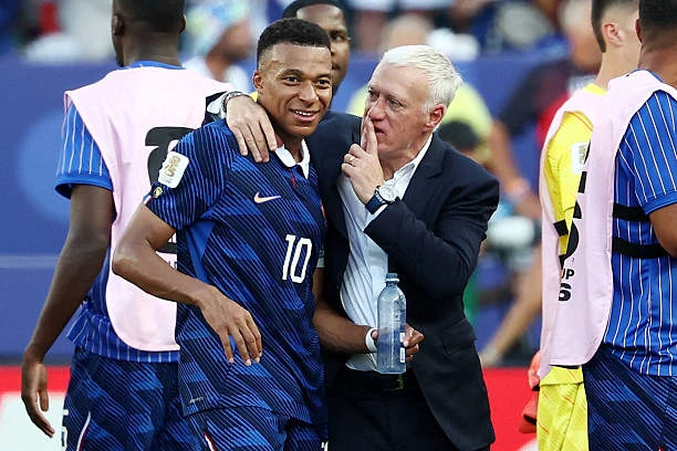 Deschamps cử người bảo vệ Mbappe trước sự thô bạo của Paraguay Deschamps cử người bảo vệ Mbappe trước sự thô bạo của Paraguay