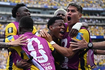 Ecuador quật ngã Đức để rộng cửa vào vòng knock-out