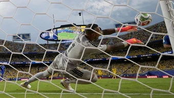 Eloy Room đòi dựng tượng sau kỷ lục cứu thua vĩ đại tại World Cup