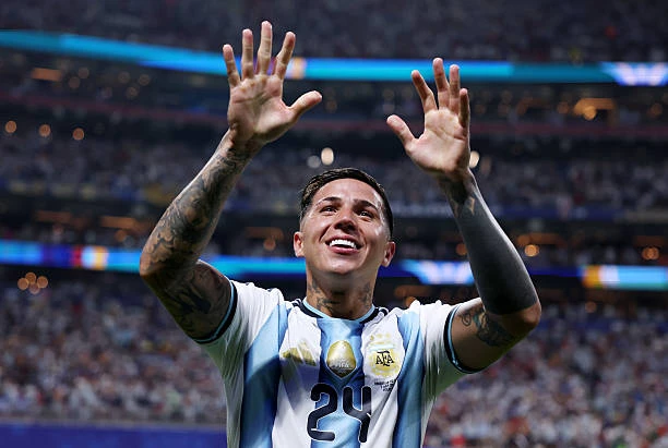 Enzo Fernandez đối diện nghịch lý giữa hai màu áo Enzo Fernandez đối diện nghịch lý giữa hai màu áo
