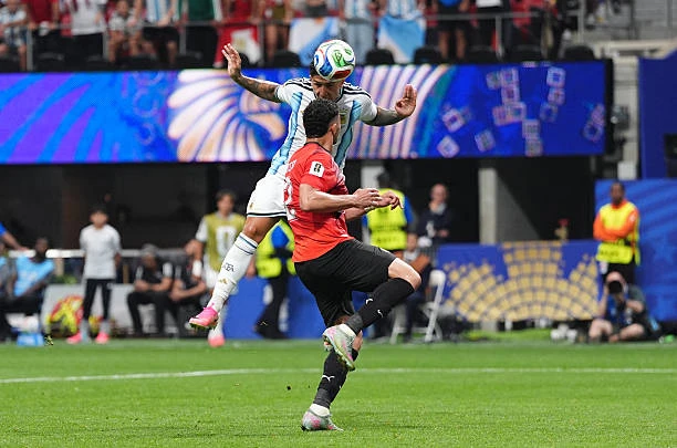 Enzo Fernandez đối diện nghịch lý giữa hai màu áo Enzo Fernandez đối diện nghịch lý giữa hai màu áo