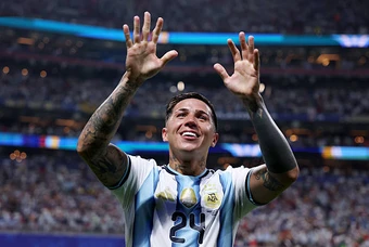Enzo Fernandez đối diện nghịch lý giữa hai màu áo