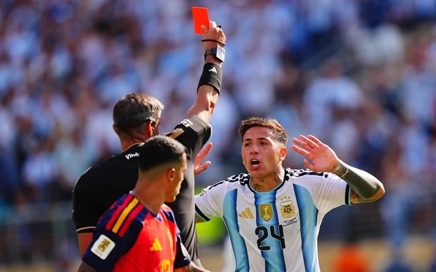 Enzo Fernandez làm xấu xí ngày chia tay của Lionel Messi Enzo Fernandez làm xấu xí ngày chia tay của Lionel Messi