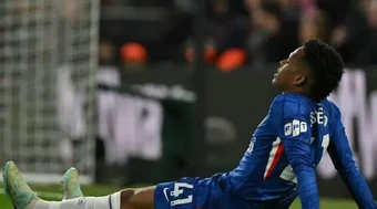 Estevao khóc trong vòng tay bố mẹ vì lỡ World Cup