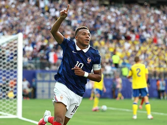 Eto'o ám chỉ Mbappe không được công nhận xứng đáng vì màu da