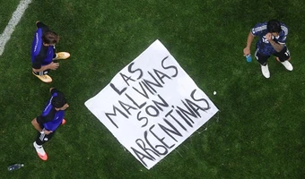 Fan Argentina giấu biểu ngữ nhạy cảm trong đồ lót để tuồn vào sân