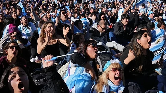 Fan Argentina hát vang khúc ca khiêu khích tuyển Anh Fan Argentina hát vang khúc ca khiêu khích tuyển Anh