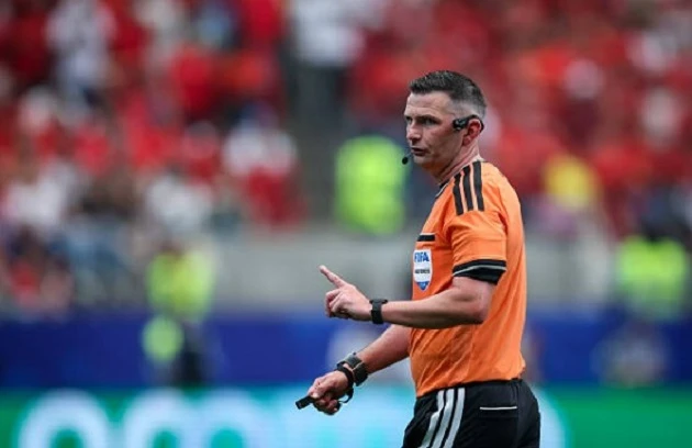 FIFA có thể gạch tên Michael Oliver khỏi trận chung kết World Cup