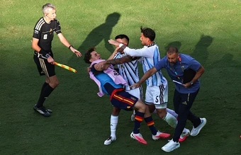FIFA điều tra hành vi bạo lực của tuyển Argentina