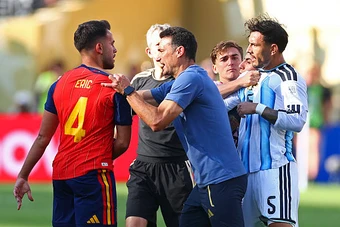 FIFA điều tra Paredes và Molina sau vụ ẩu đả ở World Cup