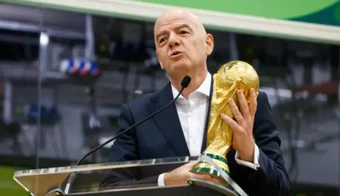 FIFA rút lệnh cấm mang nước vào sân sau phản ứng dữ dội