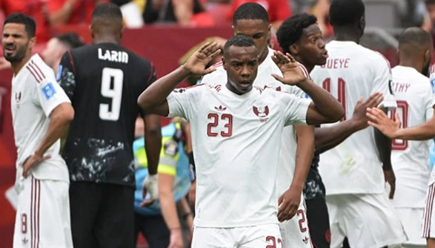 FIFA treo giò sao Qatar 5 trận do làm gãy chân Ismael Kone FIFA treo giò sao Qatar 5 trận do làm gãy chân Ismael Kone