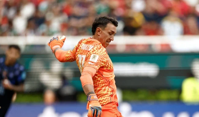 Gary Neville sửng sốt trước màn thay người của Bielsa Gary Neville sửng sốt trước màn thay người của Bielsa