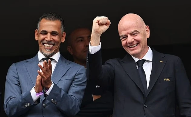 Gianni Infantino bị chỉ trích vì bay hơn 37.000 km tại World Cup 2026 Gianni Infantino bị chỉ trích vì bay hơn 37.000 km tại World Cup 2026