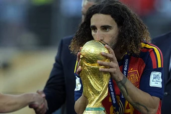 Giữ lời hứa, Cucurella xăm hình HLV De la Fuente