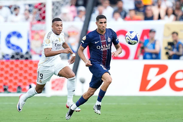 Hakimi khó ngăn cản bước chạy của Mbappe