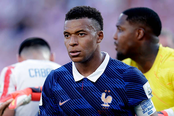 Hakimi khó ngăn cản bước chạy của Mbappe