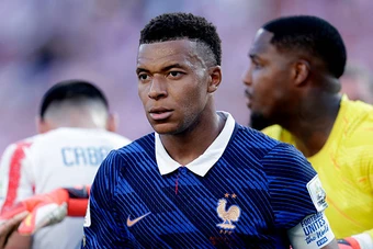 Hakimi khó ngăn cản bước chạy của Mbappe