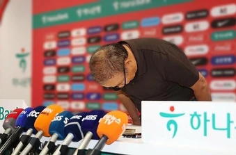 Hàn Quốc rời World Cup, ông Park Hang-seo cúi đầu tạ lỗi