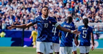 HLV Iraq muốn dùng 3 thủ môn để ngăn chặn Mbappe