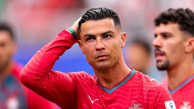 HLV Martinez khẳng định việc rút Ronaldo ra sân là điều vô lý HLV Martinez khẳng định việc rút Ronaldo ra sân là điều vô lý