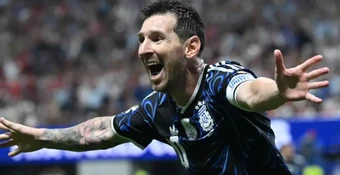 Iniesta thừa nhận phong tỏa Messi là điều bất khả thi