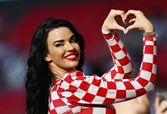 Ivana Knoll ra mắt ca khúc World Cup gây tranh cãi