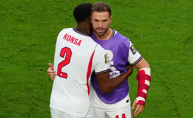 Jordan Henderson gây bão vì mặc đủ bộ thi đấu dù đang chấn thương Jordan Henderson gây bão vì mặc đủ bộ thi đấu dù đang chấn thương