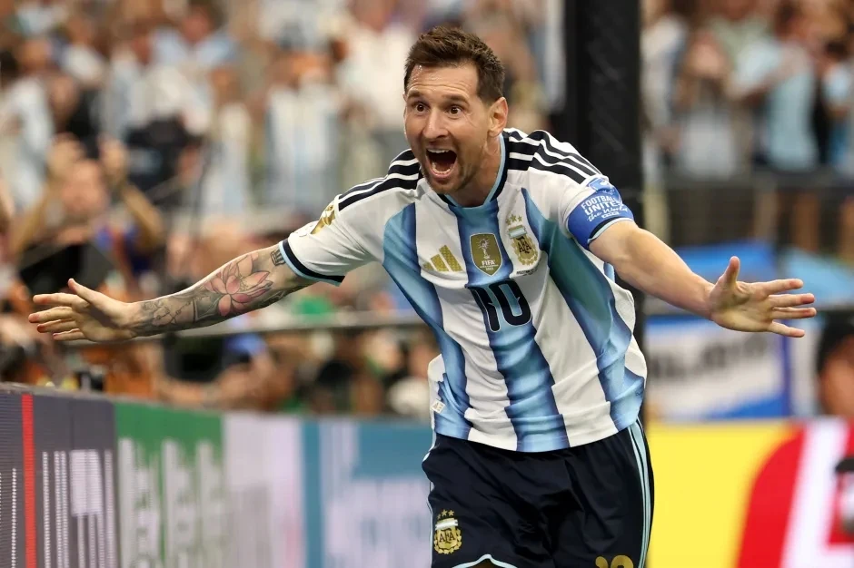 Keown khuyên dùng lại bài tẩy năm 2010 để bắt Messi Keown khuyên dùng lại bài tẩy năm 2010 để bắt Messi