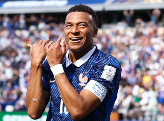 Kylian Mbappe trở thành vị 'vua mới' của bóng đá Pháp như thế nào? Kylian Mbappe trở thành vị 'vua mới' của bóng đá Pháp như thế nào?