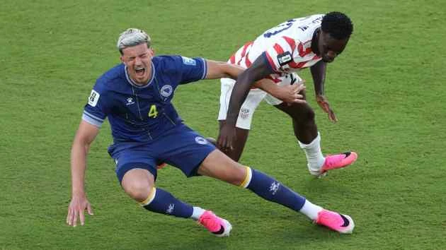 Lionel Messi bị réo tên vụ thẻ đỏ tranh cãi của Folarin Balogun Lionel Messi bị réo tên vụ thẻ đỏ tranh cãi của Folarin Balogun