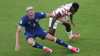 Lionel Messi bị réo tên vụ thẻ đỏ tranh cãi của Folarin Balogun