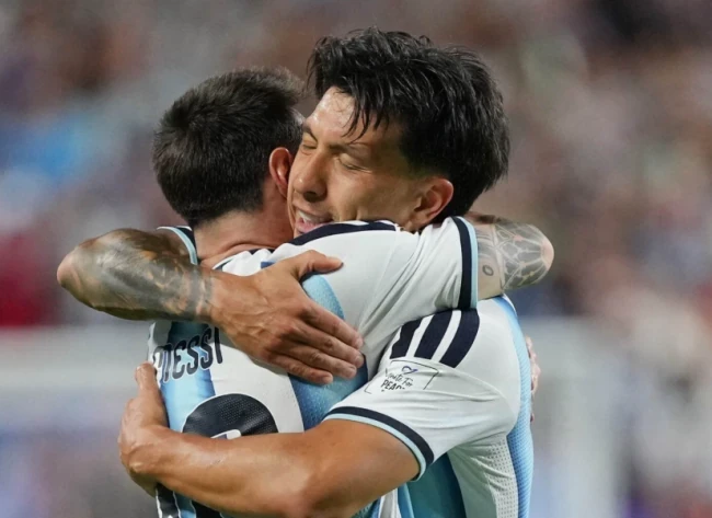Lisandro Martinez hóa 'lá chắn thép' của Argentina