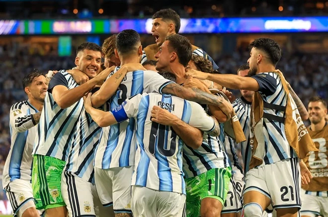 Lisandro Martinez và màn trình diễn toàn năng giúp Argentina thoát hiểm Lisandro Martinez và màn trình diễn toàn năng giúp Argentina thoát hiểm