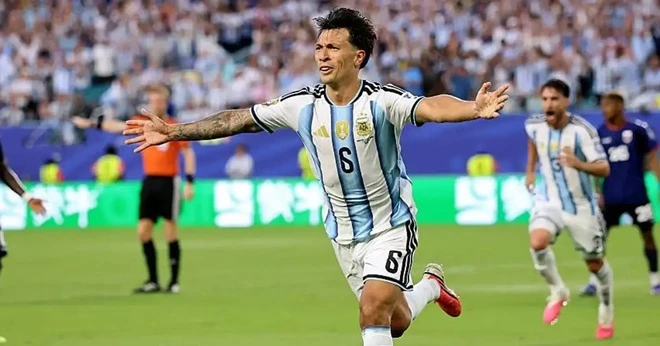Lisandro Martinez và màn trình diễn toàn năng giúp Argentina thoát hiểm Lisandro Martinez và màn trình diễn toàn năng giúp Argentina thoát hiểm