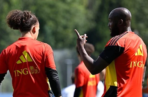 Lukaku tiết lộ lý do nhường pen cho Tielemans Lukaku tiết lộ lý do nhường pen cho Tielemans