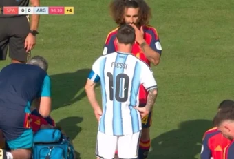 Lý do Cucurella thoát thẻ đỏ khi che miệng trước Messi