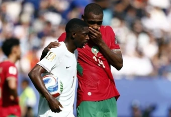 Lý do Diop không bị phạt thẻ đỏ dù che miệng với Dembele
