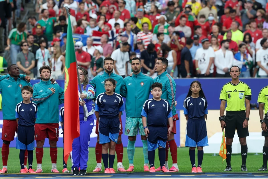 Lý do Ronaldo đứng nghiêng khi hát quốc ca Bồ Đào Nha