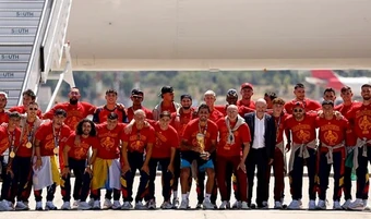 Màn ăn mừng độc lạ của tuyển Tây Ban Nha trên đường về Madrid
