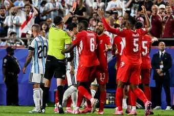 Manuel Akanji tố trọng tài "thiên vị rõ rệt" Argentina