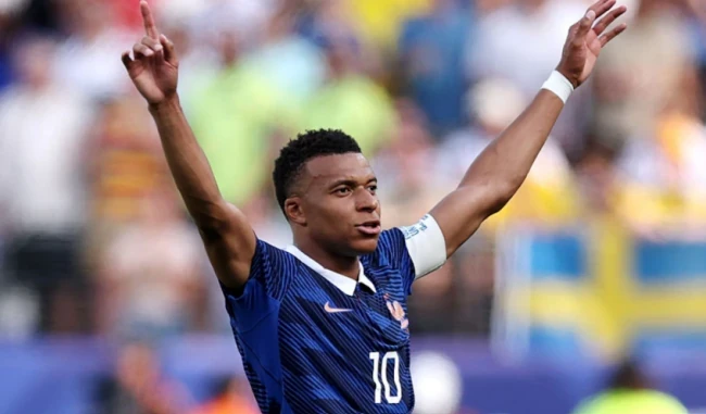 Mbappe bước qua cái bóng của Ronaldo Nazario tại World Cup Mbappe bước qua cái bóng của Ronaldo Nazario tại World Cup