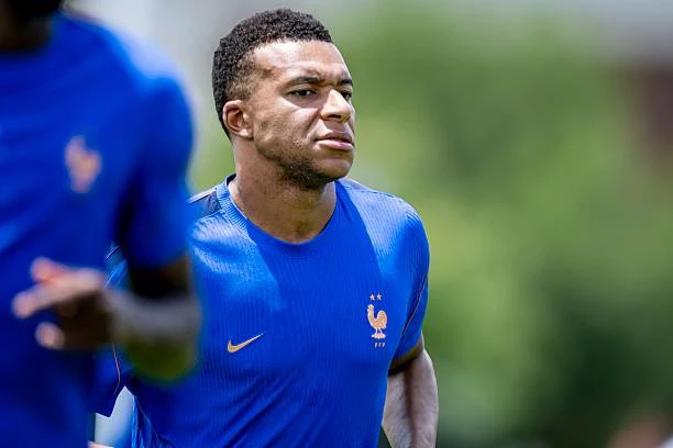Mbappe cần phải làm gì để sánh ngang Messi và Ronaldo? Mbappe cần phải làm gì để sánh ngang Messi và Ronaldo?