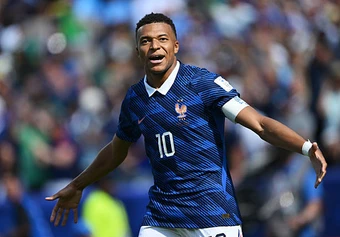 Mbappe chọn viết lịch sử thay vì phí sức đáp trả chỉ trích