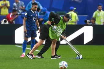 Mbappe dọn sân, trong ngày lập công giúp Pháp đè bẹp Iraq