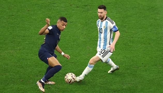 Mbappe phả hơi nóng vào ngai vàng World Cup của Messi Mbappe phả hơi nóng vào ngai vàng World Cup của Messi