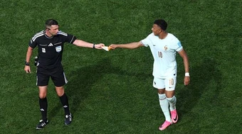 Mbappe trao băng đội trưởng cho trọng tài Anthony Taylor