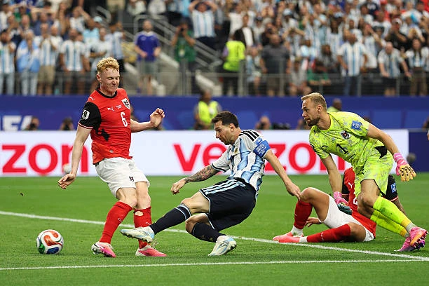 Messi biến tuyển Áo thành phông nền cho kỷ lục World Cup Messi biến tuyển Áo thành phông nền cho kỷ lục World Cup