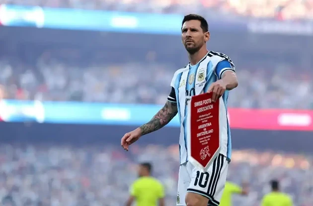 Messi gay gắt chấn chỉnh trọng tài ở tứ kết World Cup Messi gay gắt chấn chỉnh trọng tài ở tứ kết World Cup